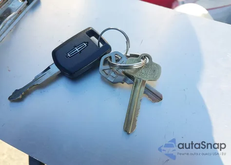 2007 Lincoln Town Car Designer Series z USA, uszkodzony, nr VIN 1LNHM83V17Y636463